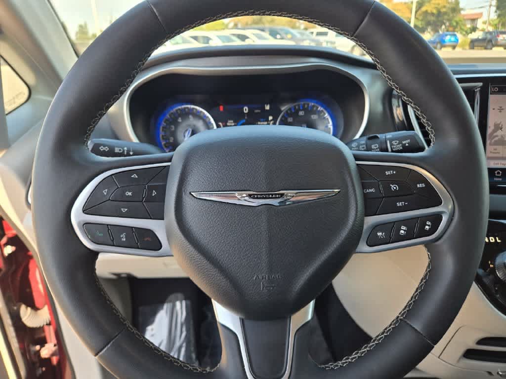 Used 2023 Chrysler Pacifica Touring-L FWD image 22