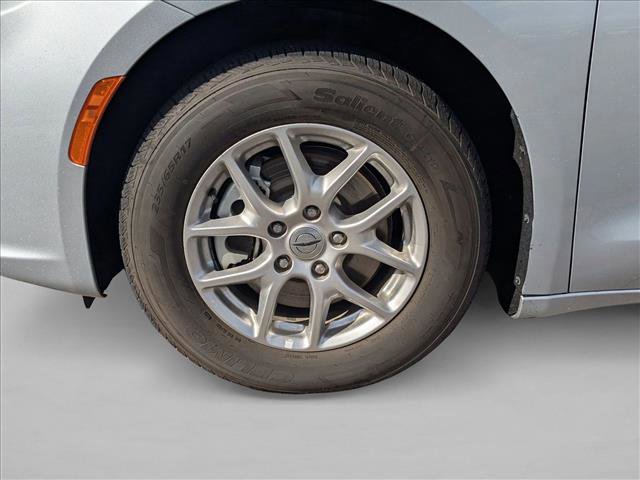 Used 2024 Chrysler Pacifica Touring-L image 24