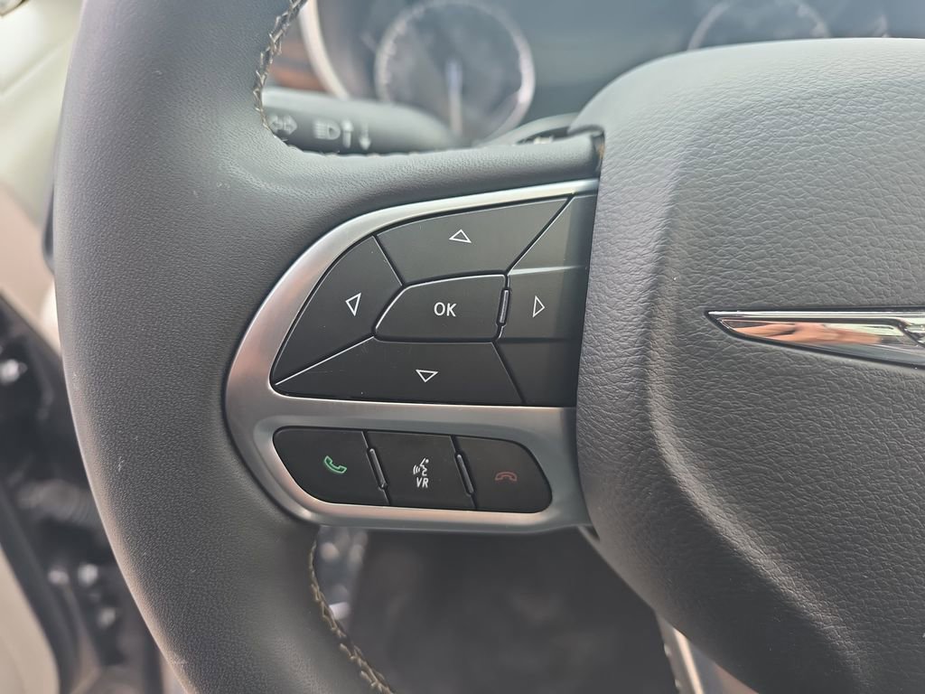 Used 2023 Chrysler Pacifica Limited FWD image 18