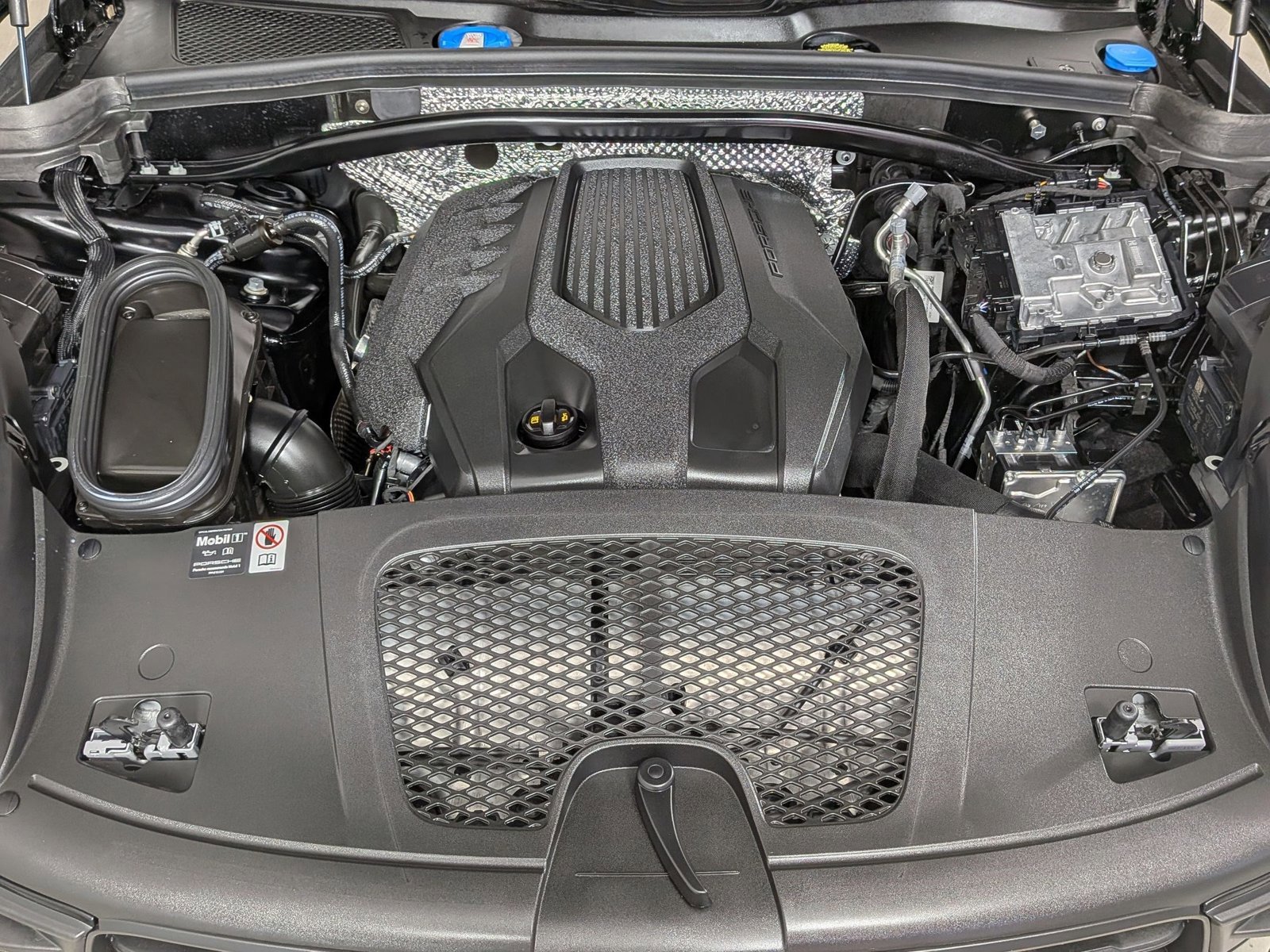 Certified 2025 Porsche Macan Turbo AWD/4WD image 25