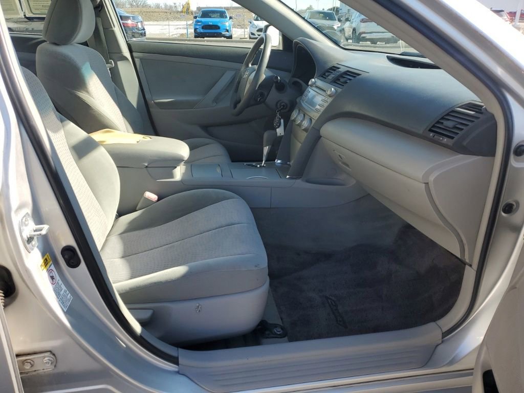 Used 2011 Toyota Camry LE image 29