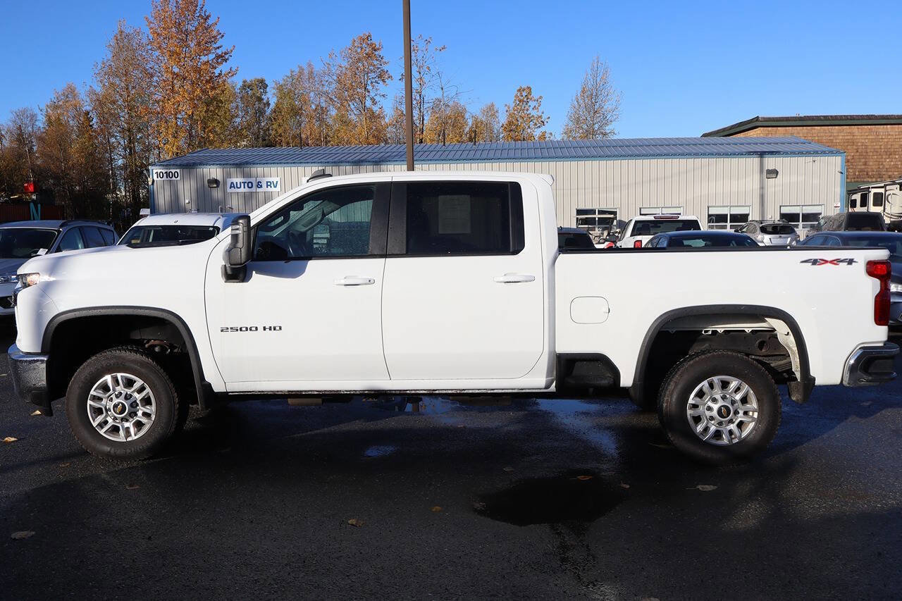 Used 2023 Chevrolet Silverado 2500 LT image 2