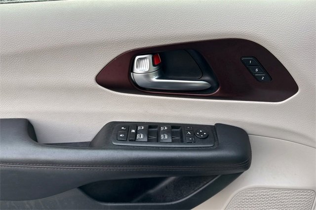 Used 2020 Chrysler Pacifica Limited image 13