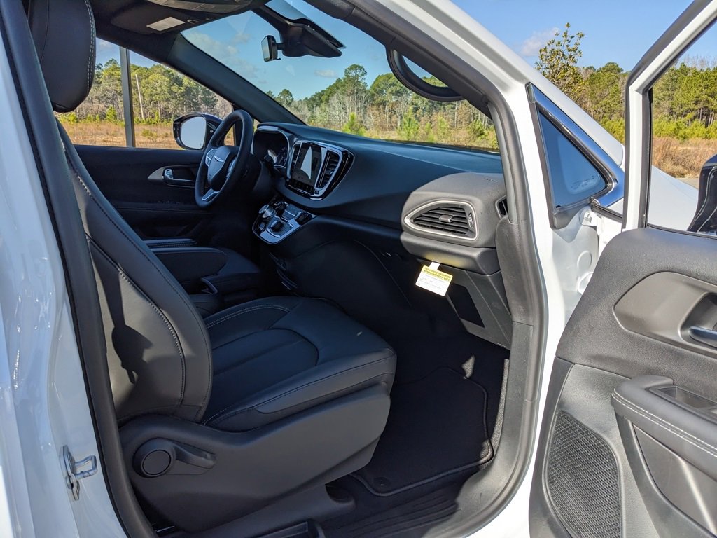 New 2026 Chrysler Voyager LX image 35