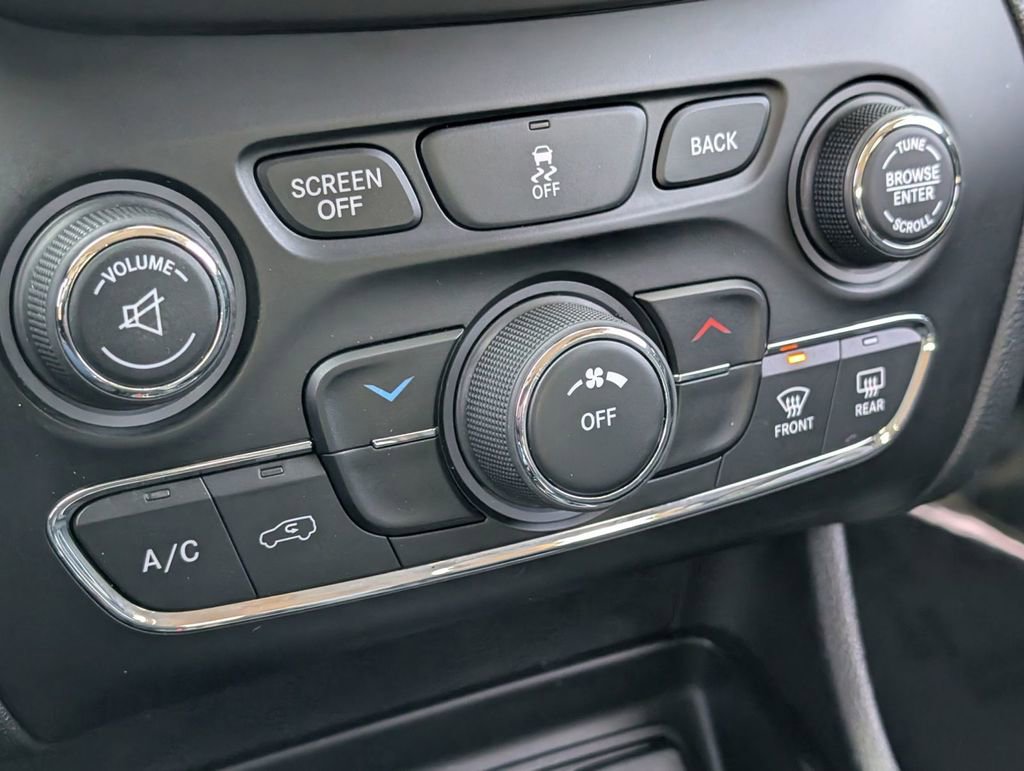 Used 2016 Jeep Cherokee Latitude w/ Cold Weather Group image 33