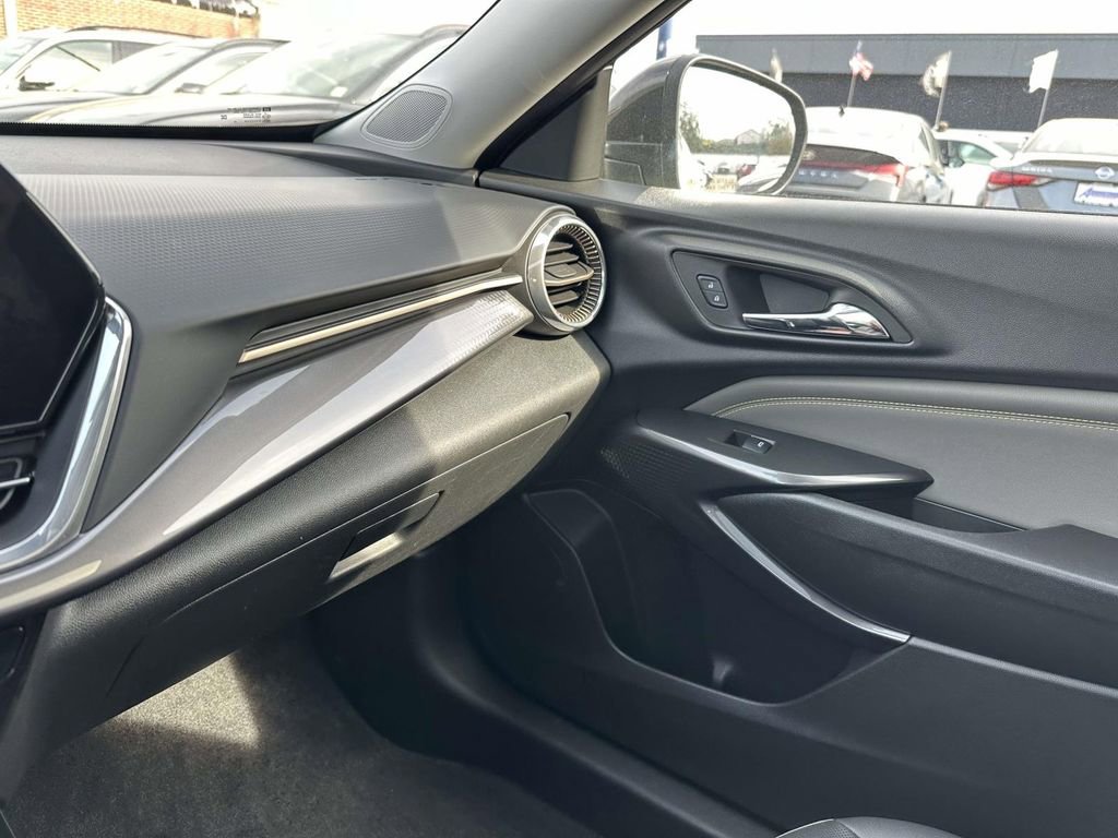 Used 2024 Chevrolet Trax ACTIV w/ Sunroof Package image 28