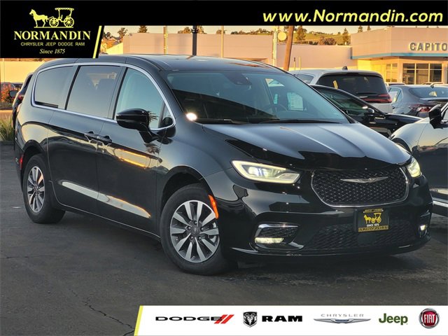 Used 2024 Chrysler Pacifica Select