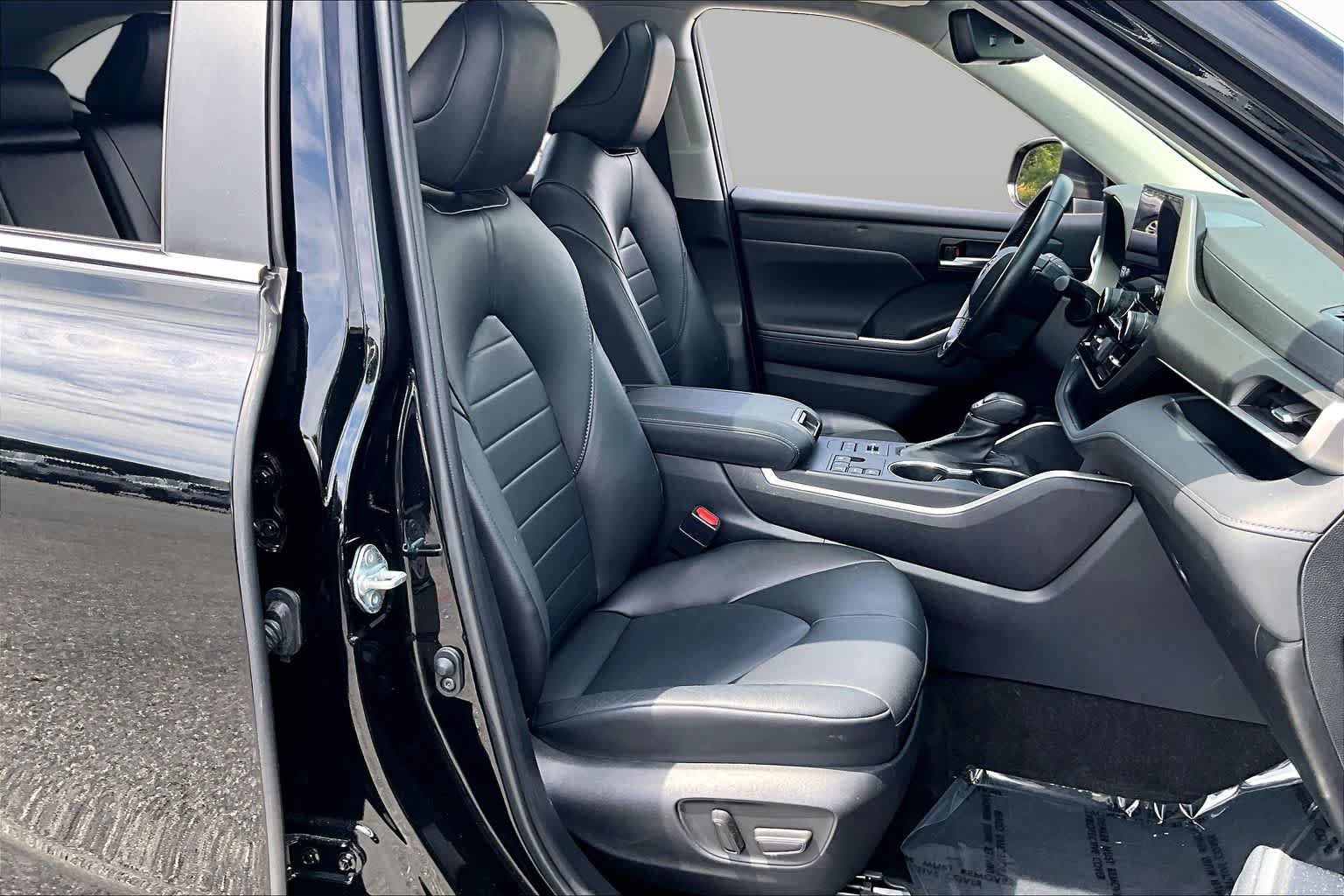 Used 2023 Toyota Highlander XLE AWD/4WD image 9