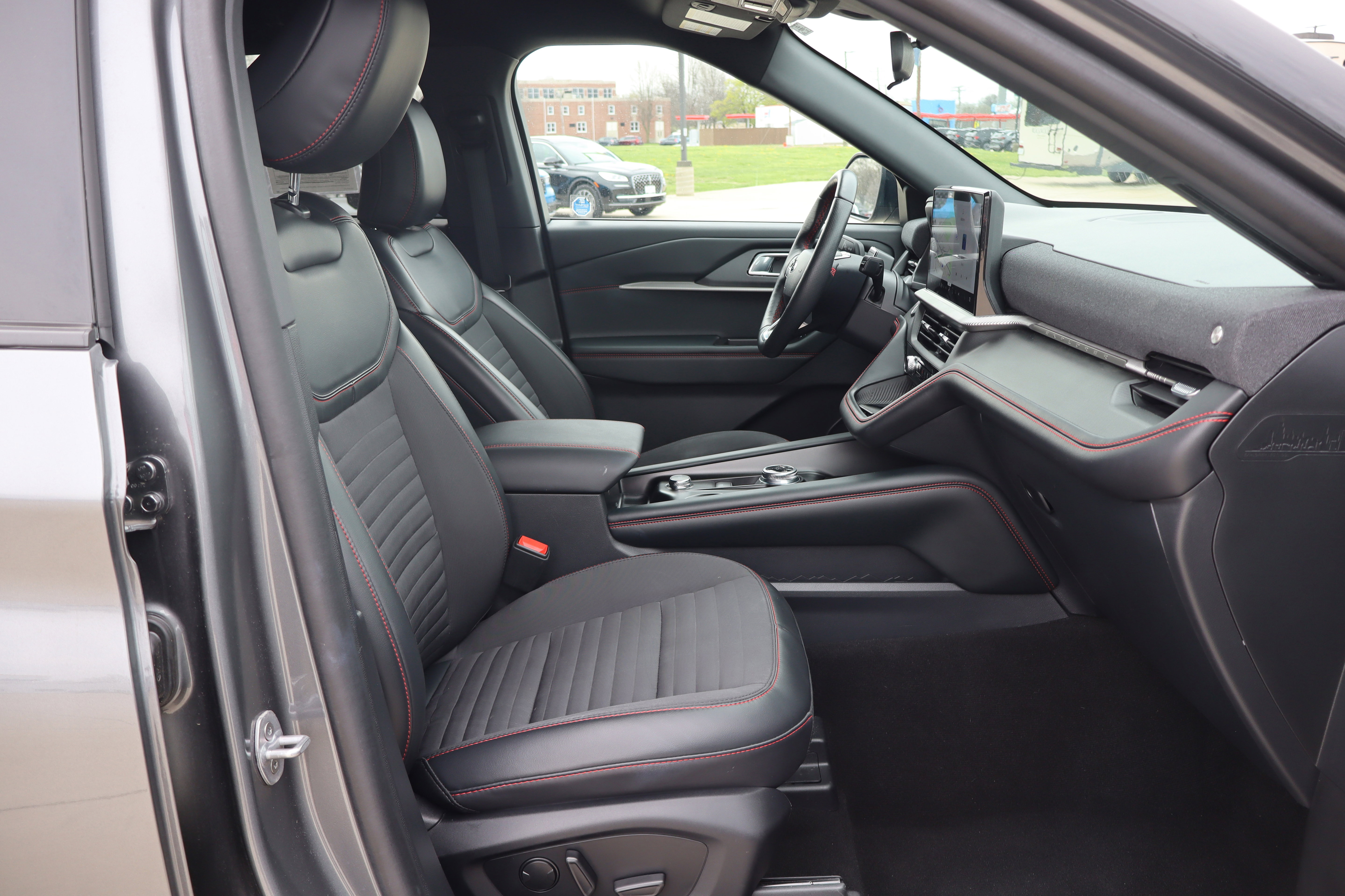 Used 2025 Ford Explorer ST-Line w/ ST-Line Street Pack AWD/4WD image 14