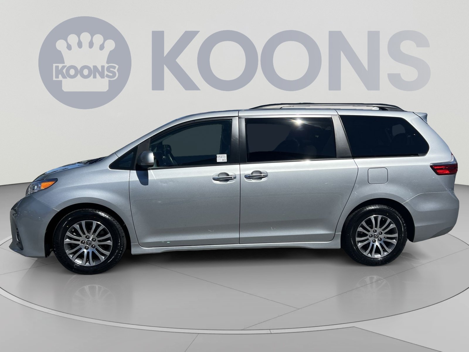 Used 2020 Toyota Sienna XLE w/ XLE Navigation Package FWD image 2