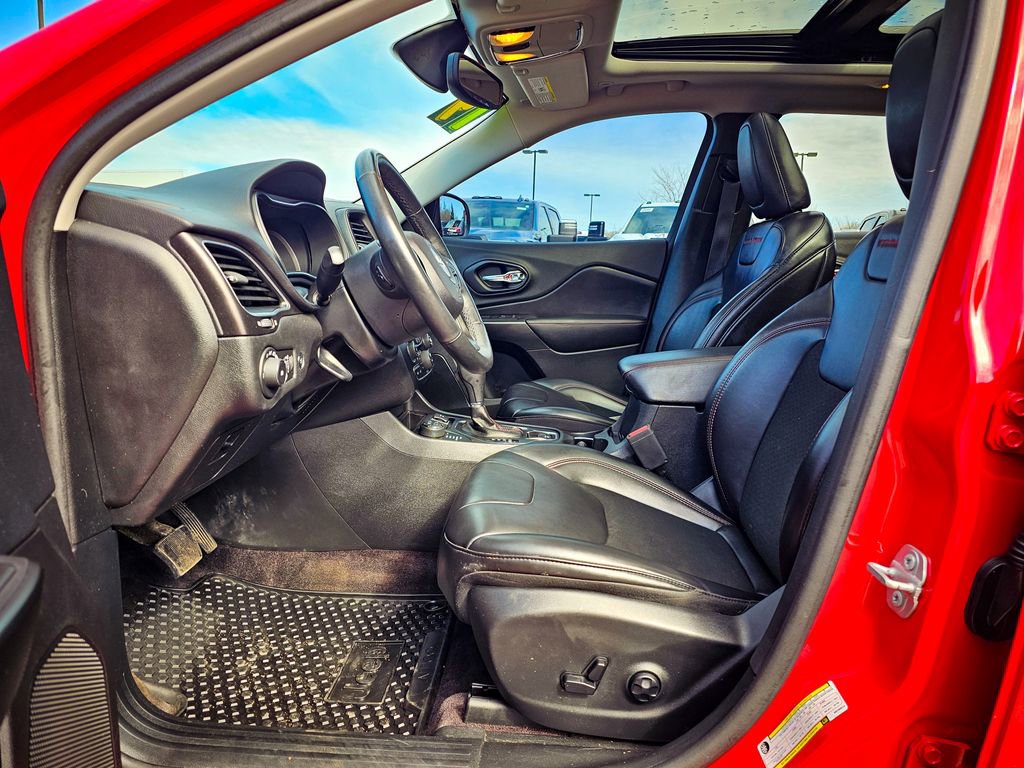 Used 2019 Jeep Cherokee Trailhawk w/ Comfort/Convenience Group image 12