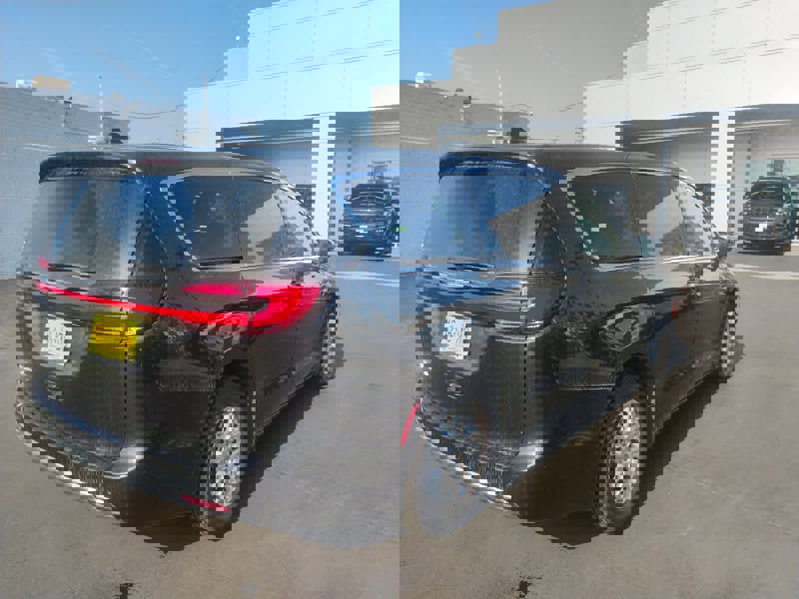 Used 2023 Chrysler Pacifica Touring-L image 4