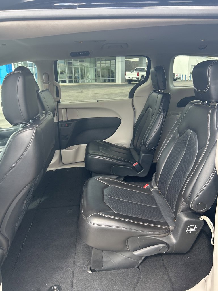 Used 2023 Chrysler Pacifica Touring-L FWD image 40