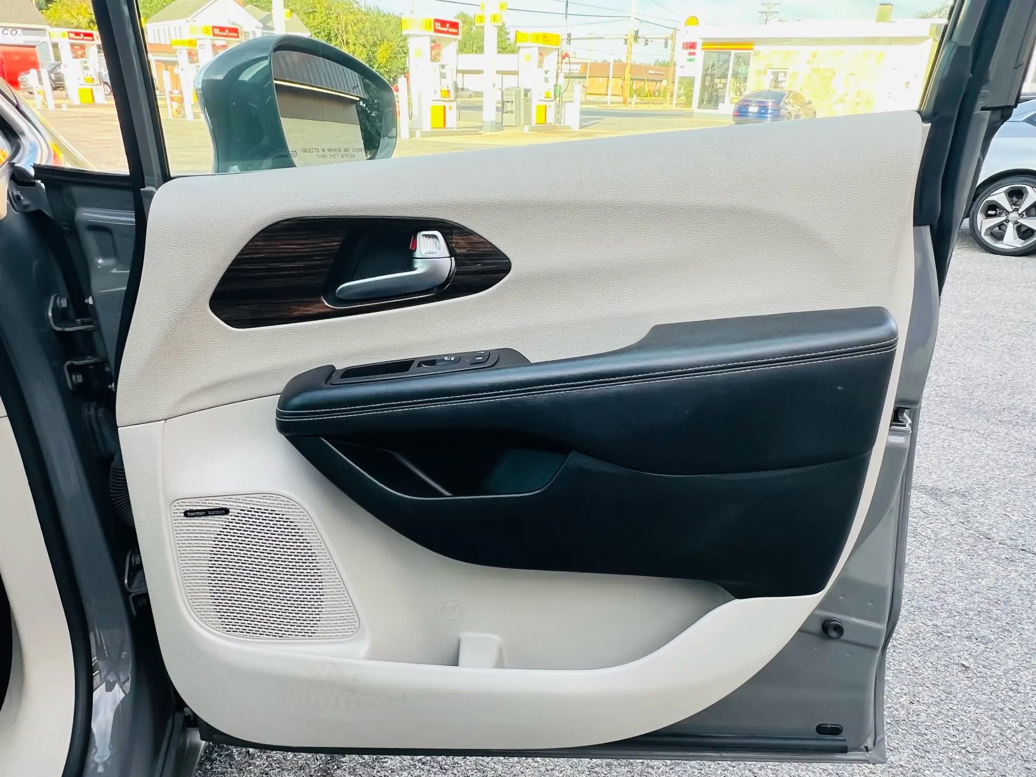 Used 2022 Chrysler Pacifica Limited image 30