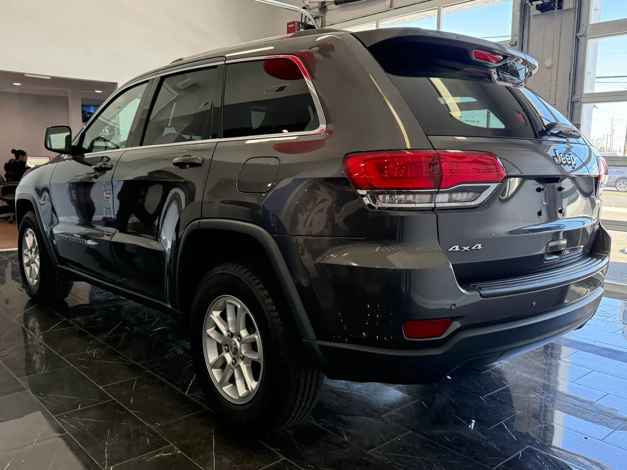 Used 2019 Jeep Grand Cherokee Laredo AWD/4WD image 6