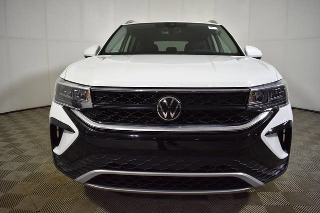 Used 2024 Volkswagen Taos SE FWD image 2