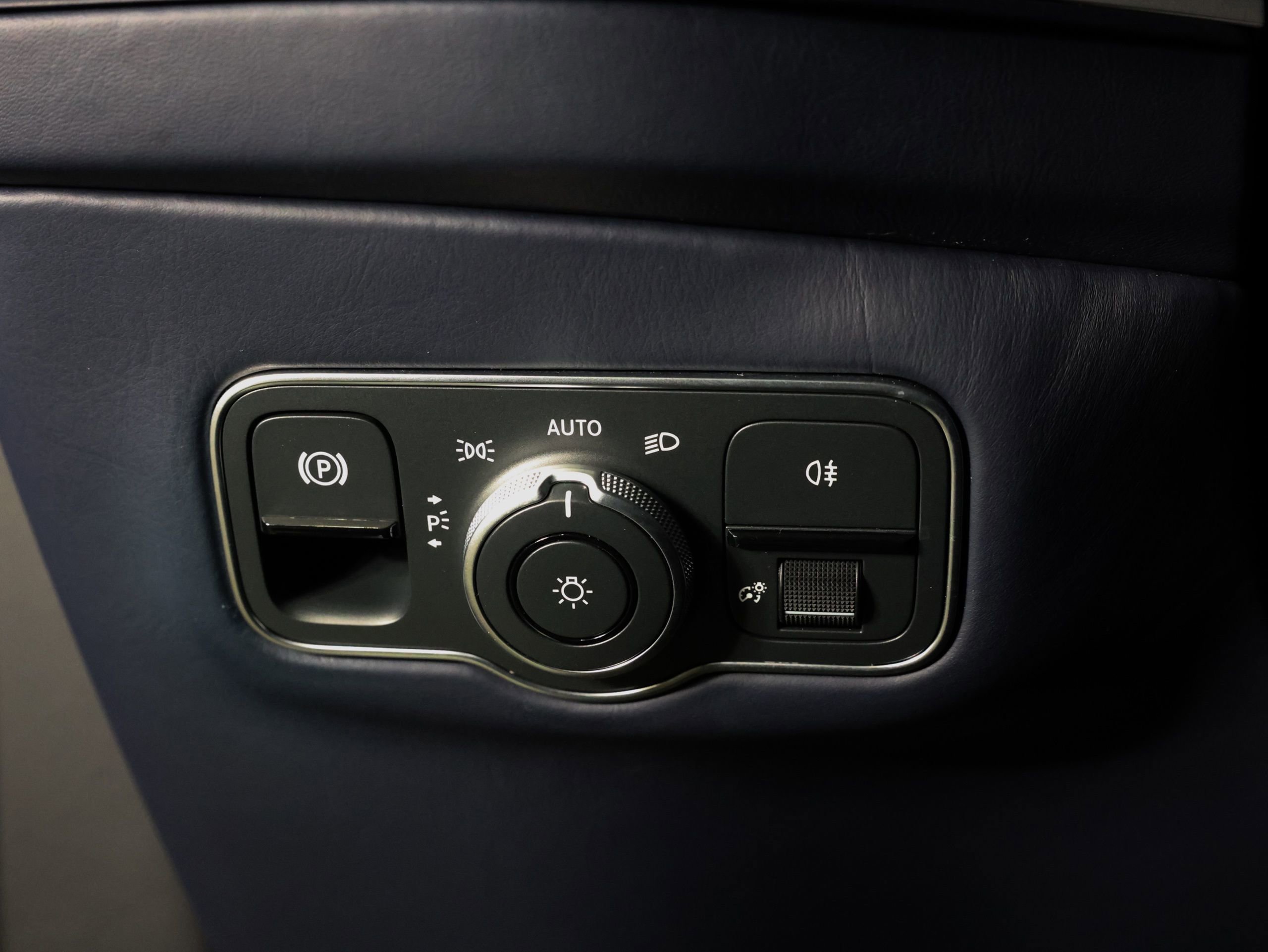 Used 2025 Aston Martin DBX 707 image 40