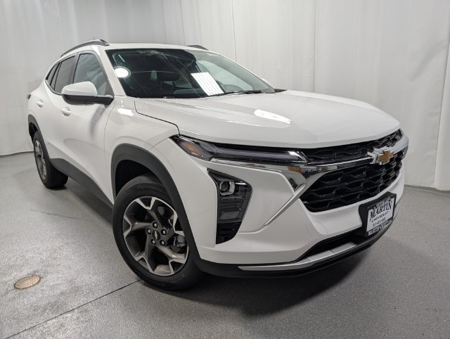 New 2026 Chevrolet Trax LT w/ Sunroof Package FWD image 2