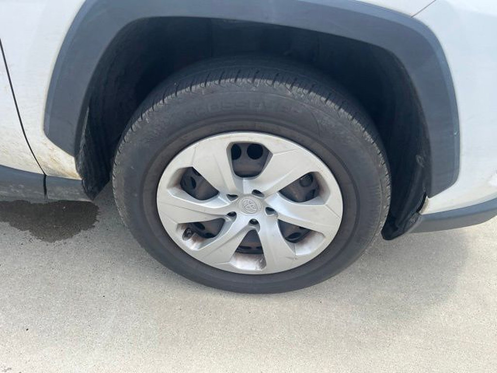 Used 2021 Toyota RAV4 LE FWD image 5