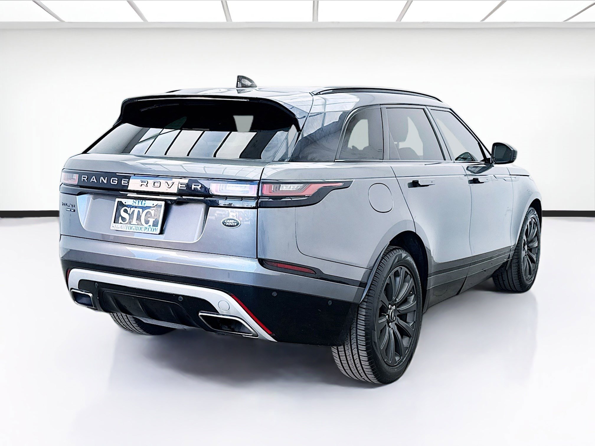 Used 2018 Land Rover Range Rover Velar R-Dynamic SE AWD/4WD image 4