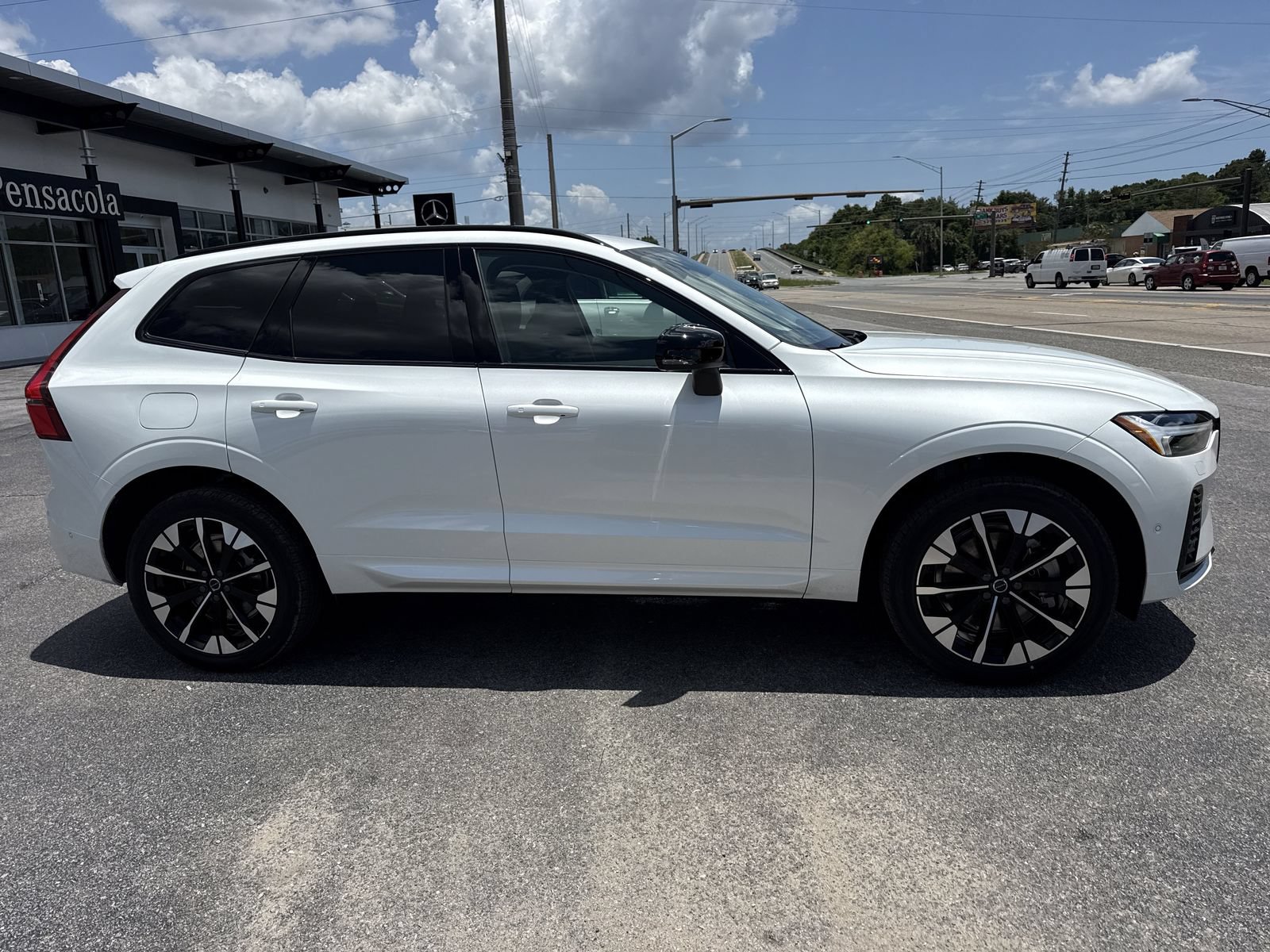 New 2026 Volvo XC60 T8 Plus w/ Protection Package Premier AWD/4WD image 6