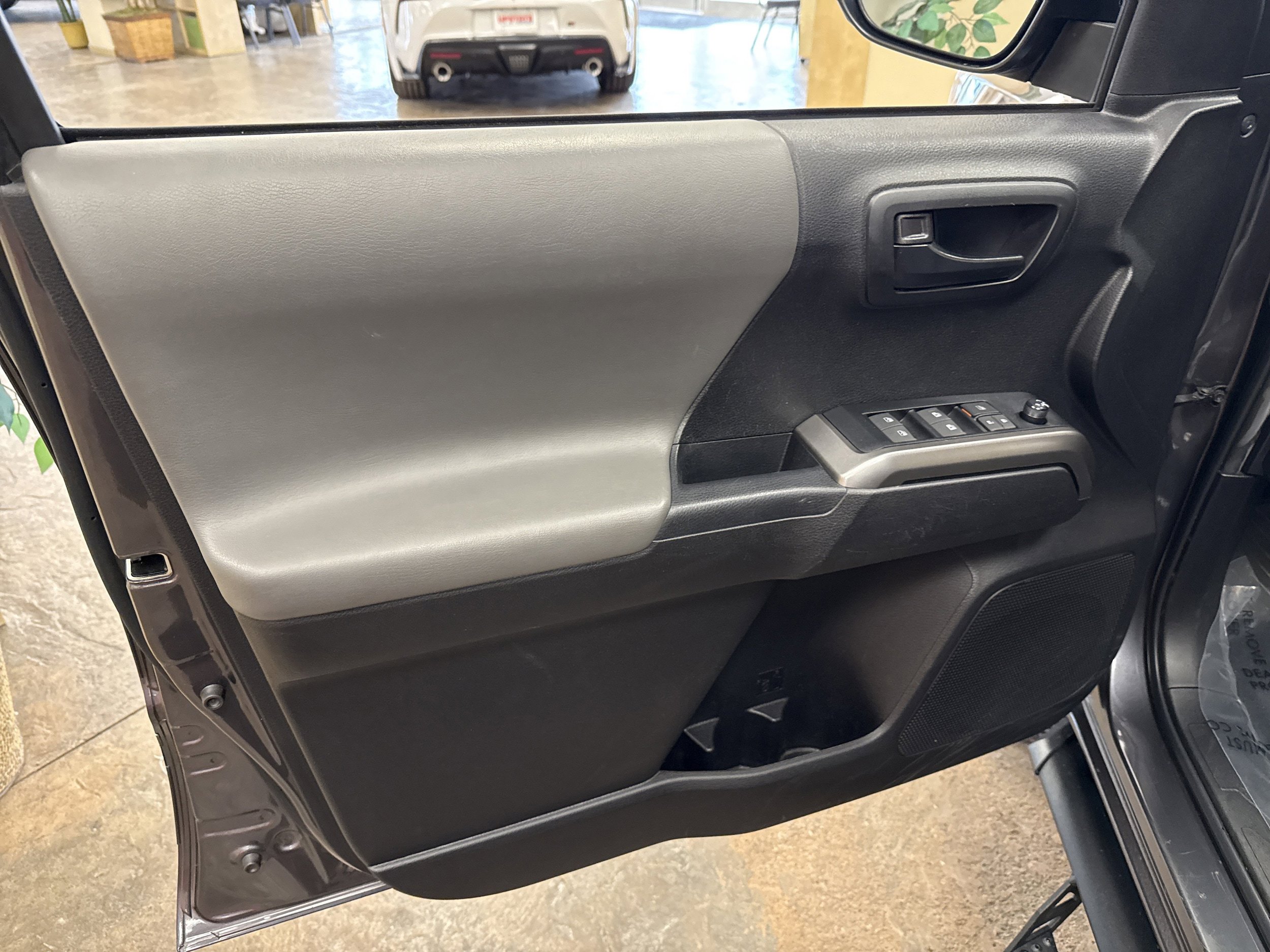 Used 2023 Toyota Tacoma SR5 AWD/4WD image 23