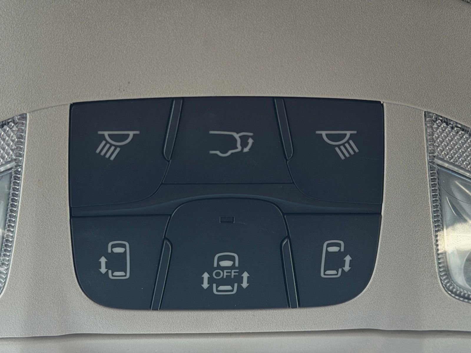 Used 2023 Chrysler Voyager LX image 26