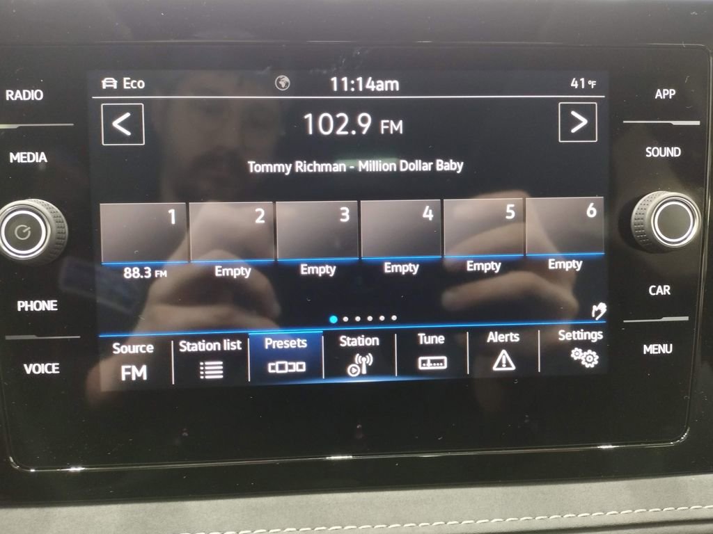 Certified 2025 Volkswagen Taos SE image 25