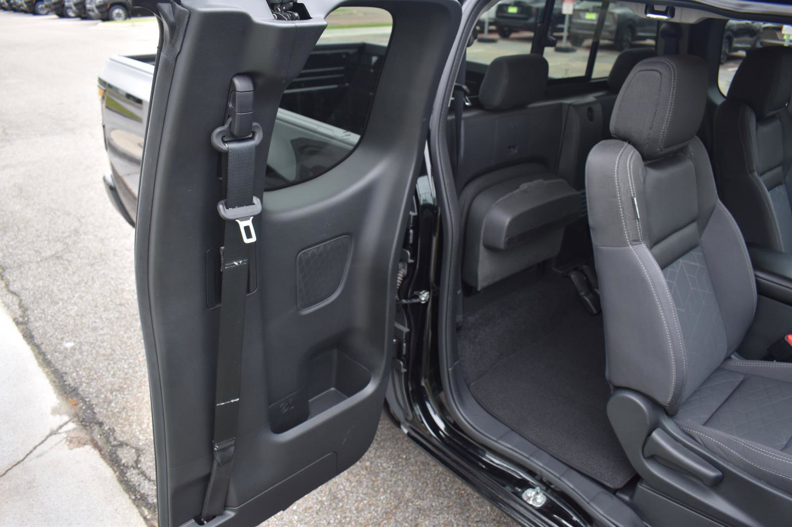 Used 2025 Nissan Frontier SV image 43