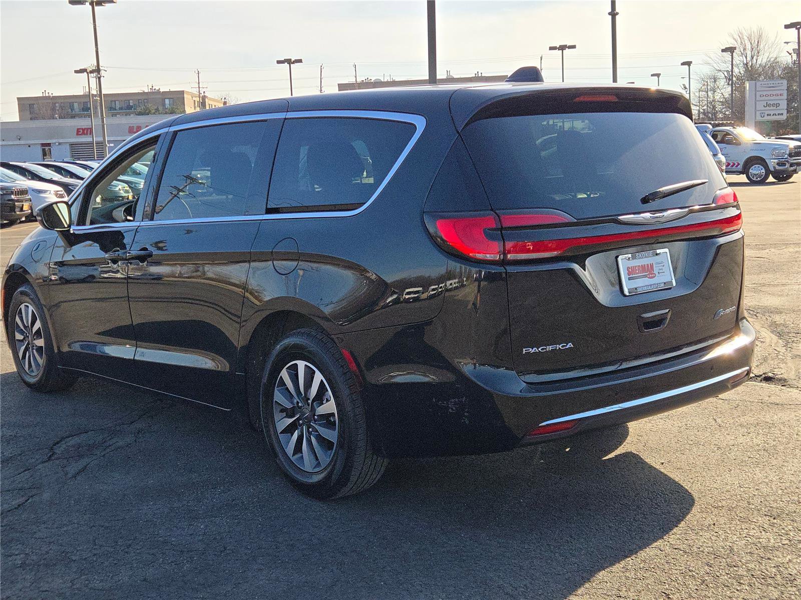 Used 2023 Chrysler Pacifica Touring-L image 16