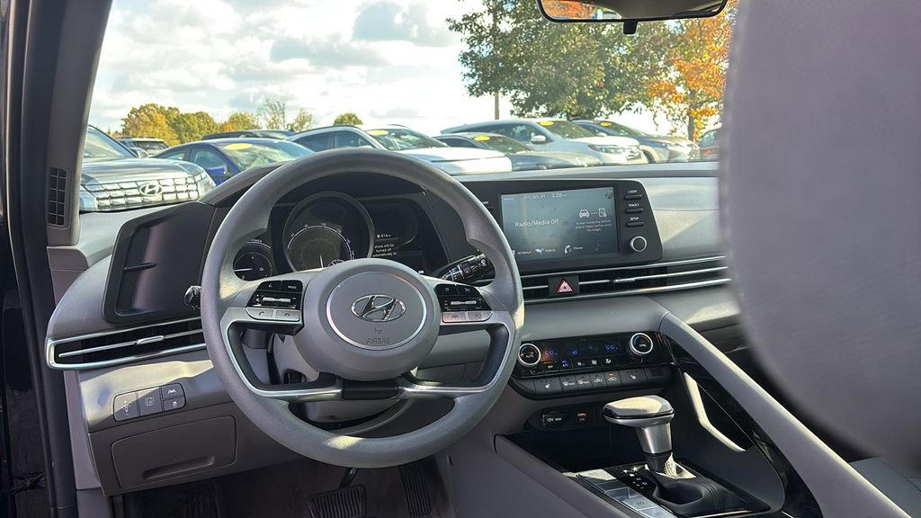 Used 2022 Hyundai Elantra Blue image 13