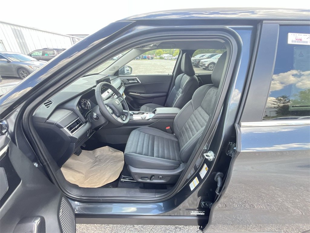 New 2025 Mitsubishi Outlander SE image 3