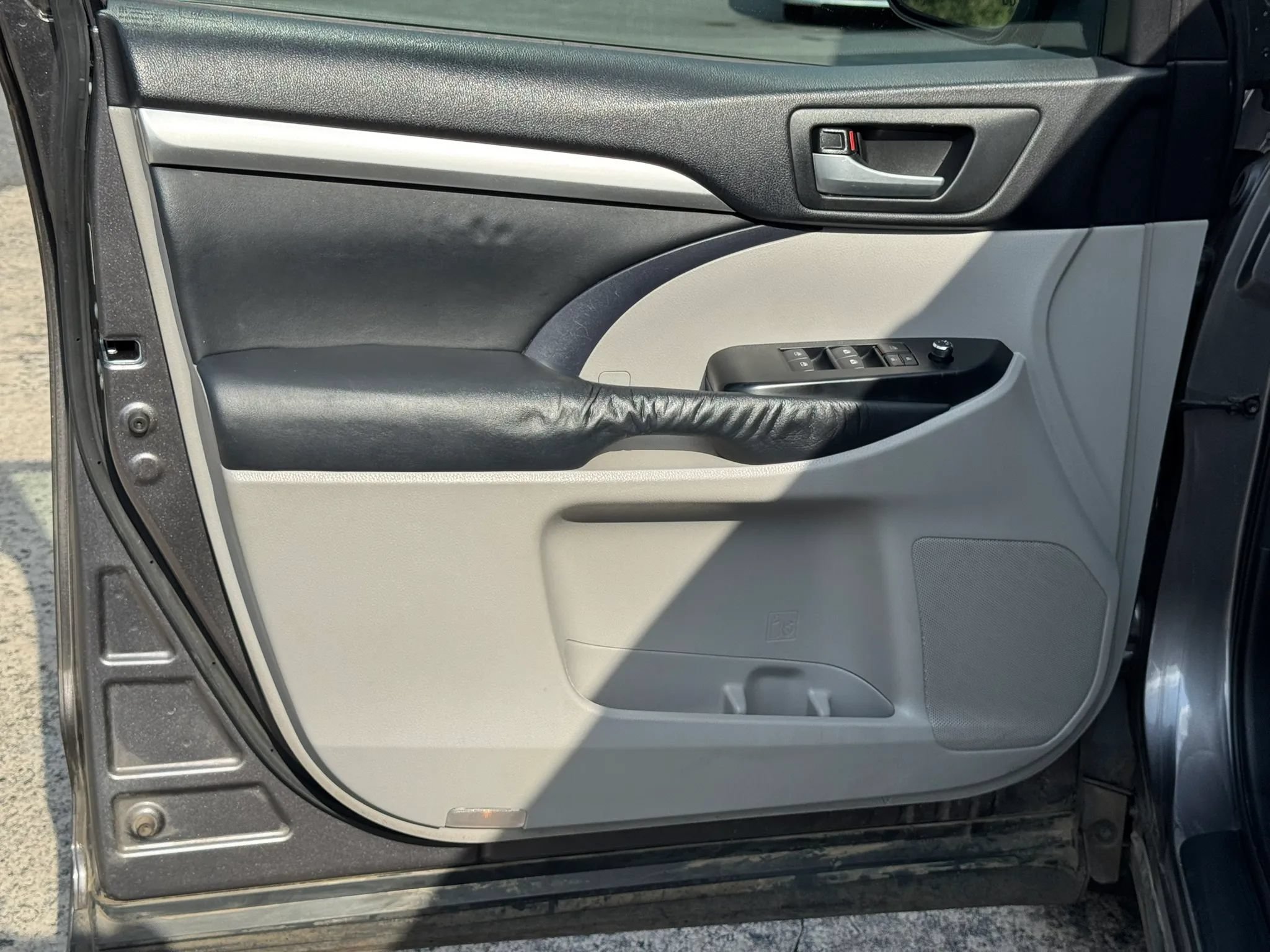Used 2014 Toyota Highlander XLE FWD image 25