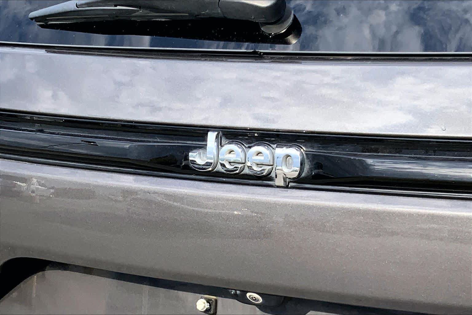 Used 2023 Jeep Grand Cherokee Limited w/ Luxury Tech Group II RWD image 28