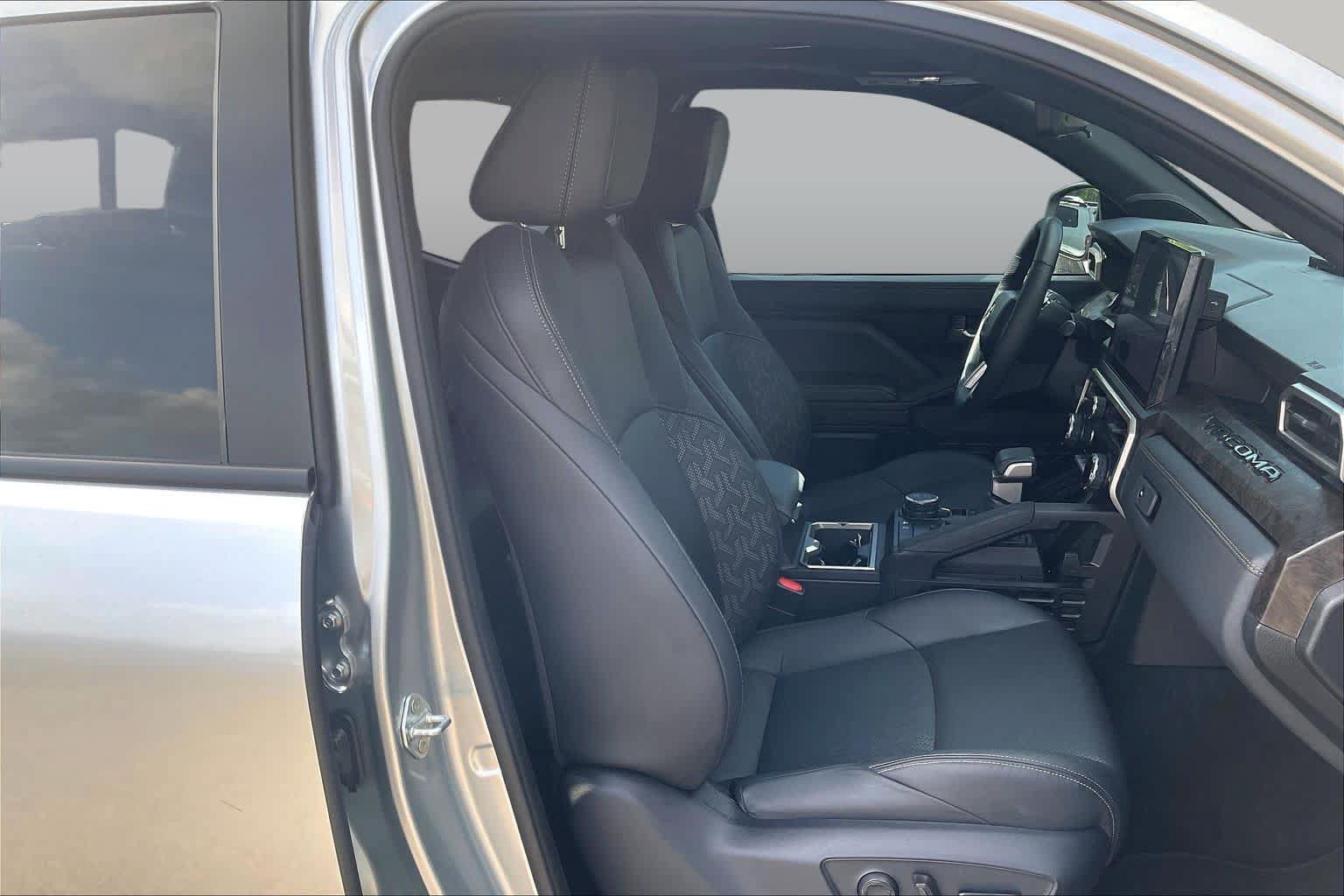Used 2024 Toyota Tacoma Limited AWD/4WD image 9