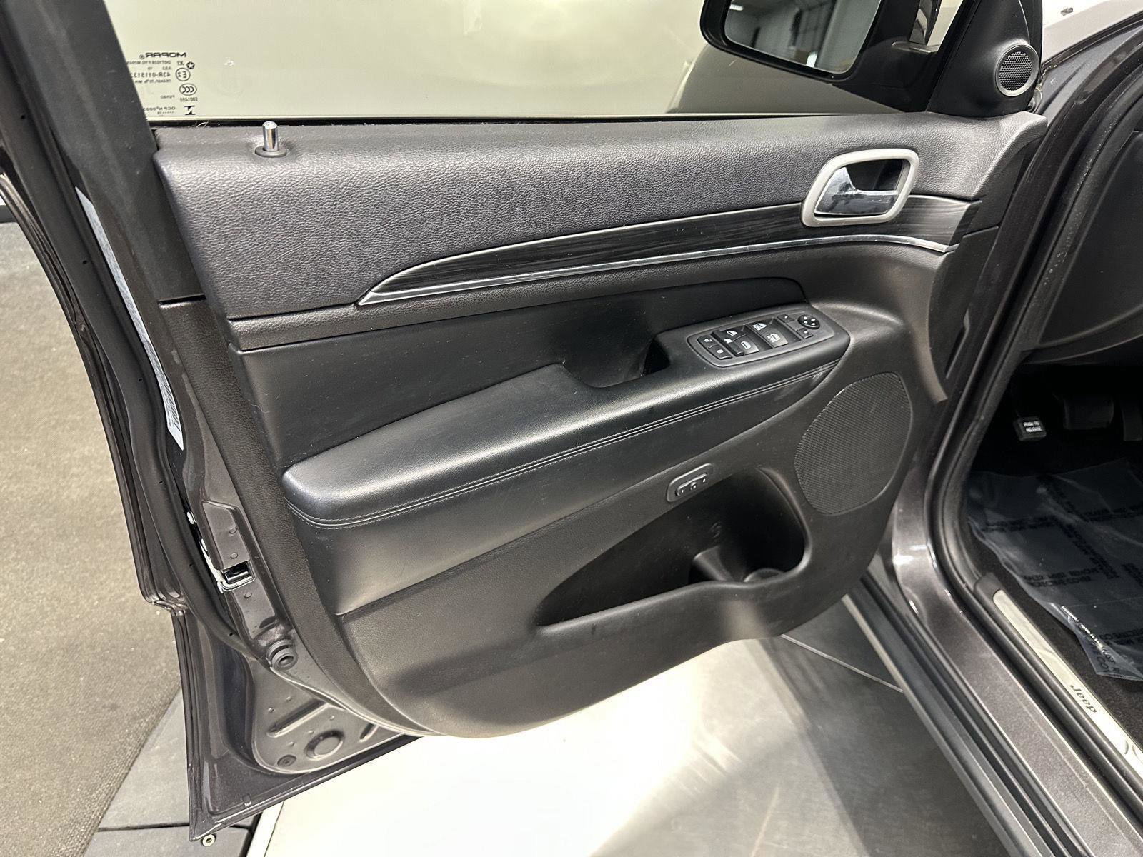 Used 2019 Jeep Grand Cherokee Limited w/ Trailer Tow Group IV AWD/4WD image 13