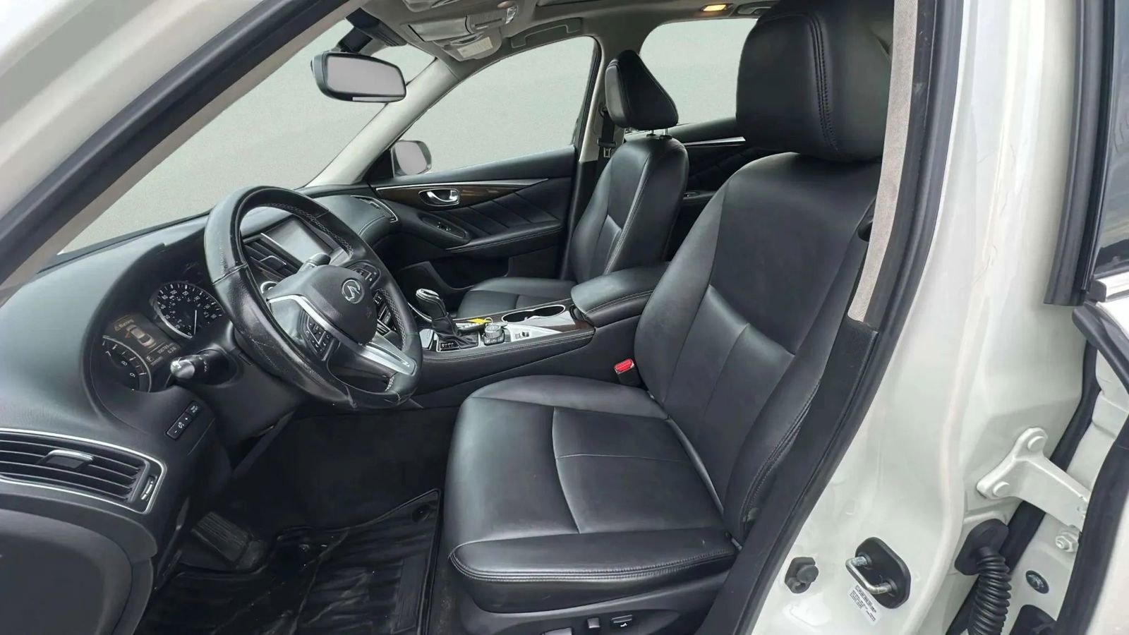 Used 2019 INFINITI Q50 Luxe w/ Essential Package (3.0T Luxe) AWD/4WD image 17