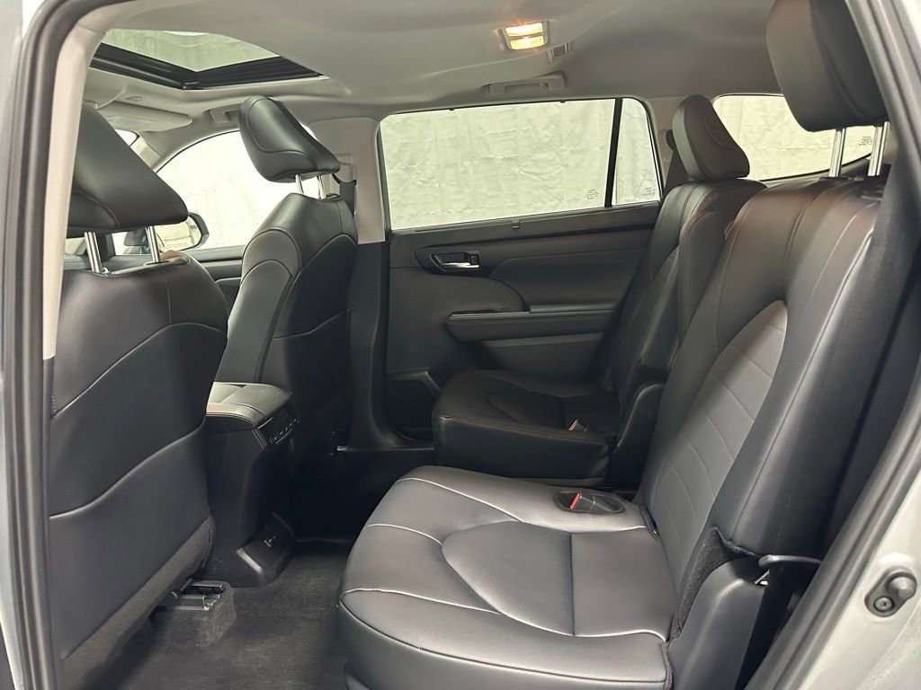 Used 2025 Toyota Highlander XLE AWD/4WD image 50
