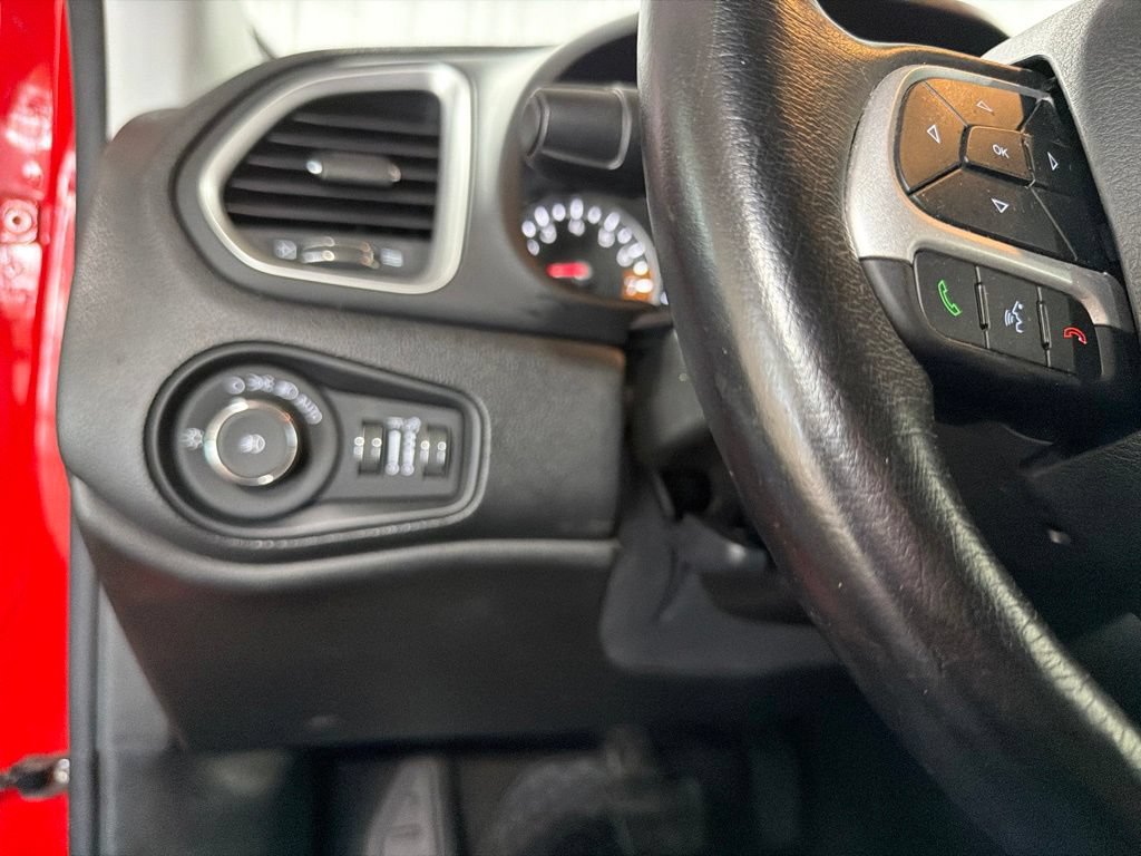 Used 2020 Jeep Renegade Latitude w/ Cold Weather Group AWD/4WD image 34