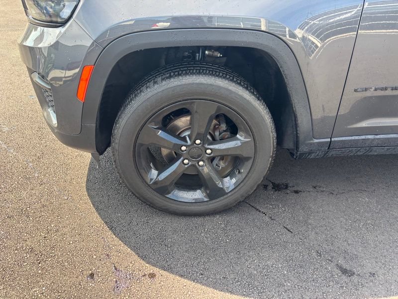 Used 2023 Jeep Grand Cherokee Altitude AWD/4WD image 17