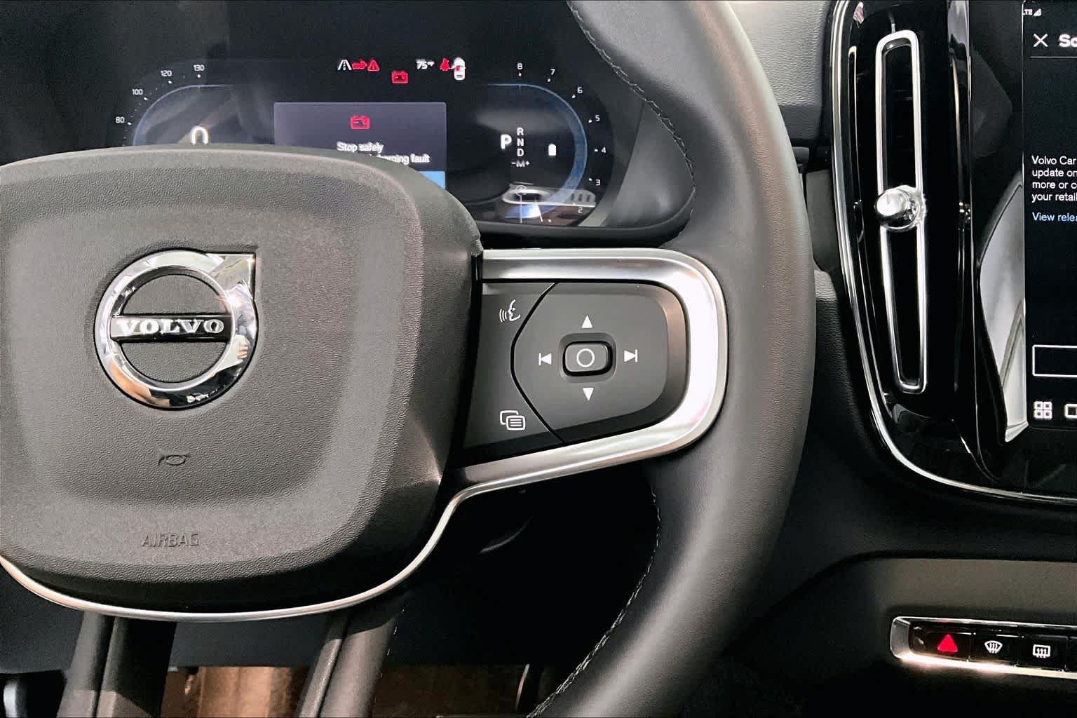 Used 2025 Volvo XC40 B5 Plus AWD/4WD image 22