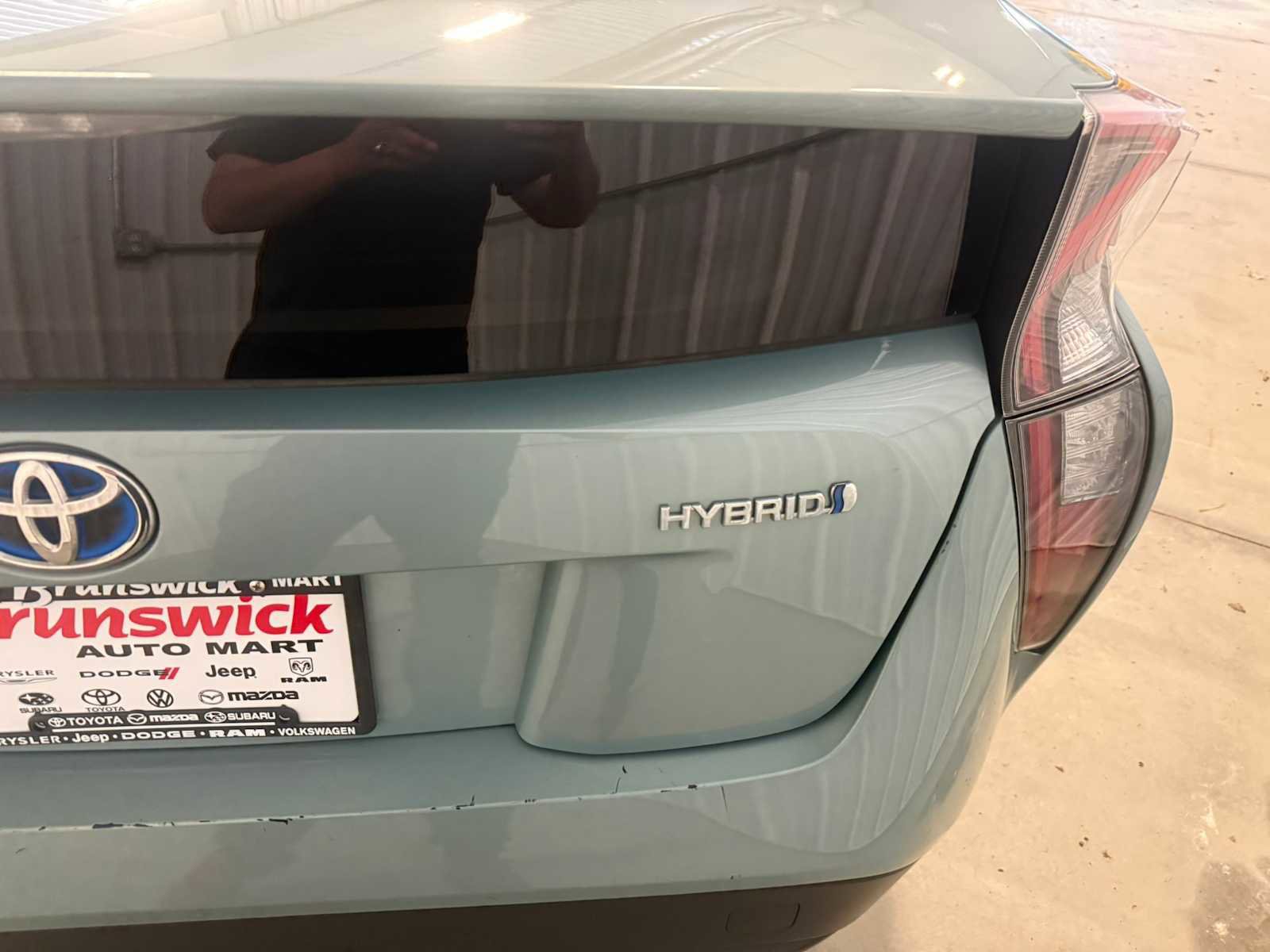 Used 2017 Toyota Prius Three w/ Advanced Technology Package FWD image 17