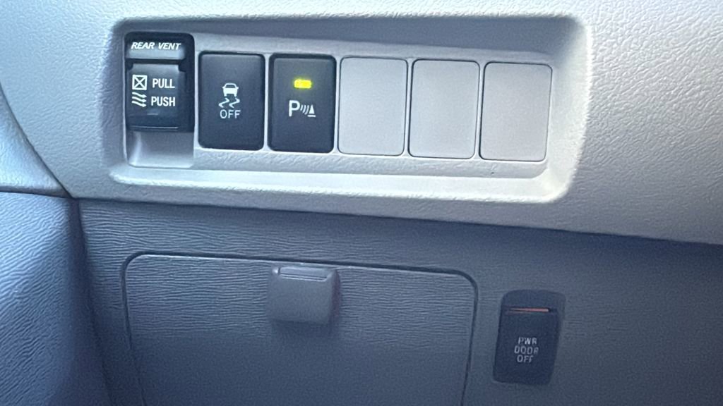 Used 2020 Toyota Sienna XLE w/ XLE Navigation Package FWD image 17