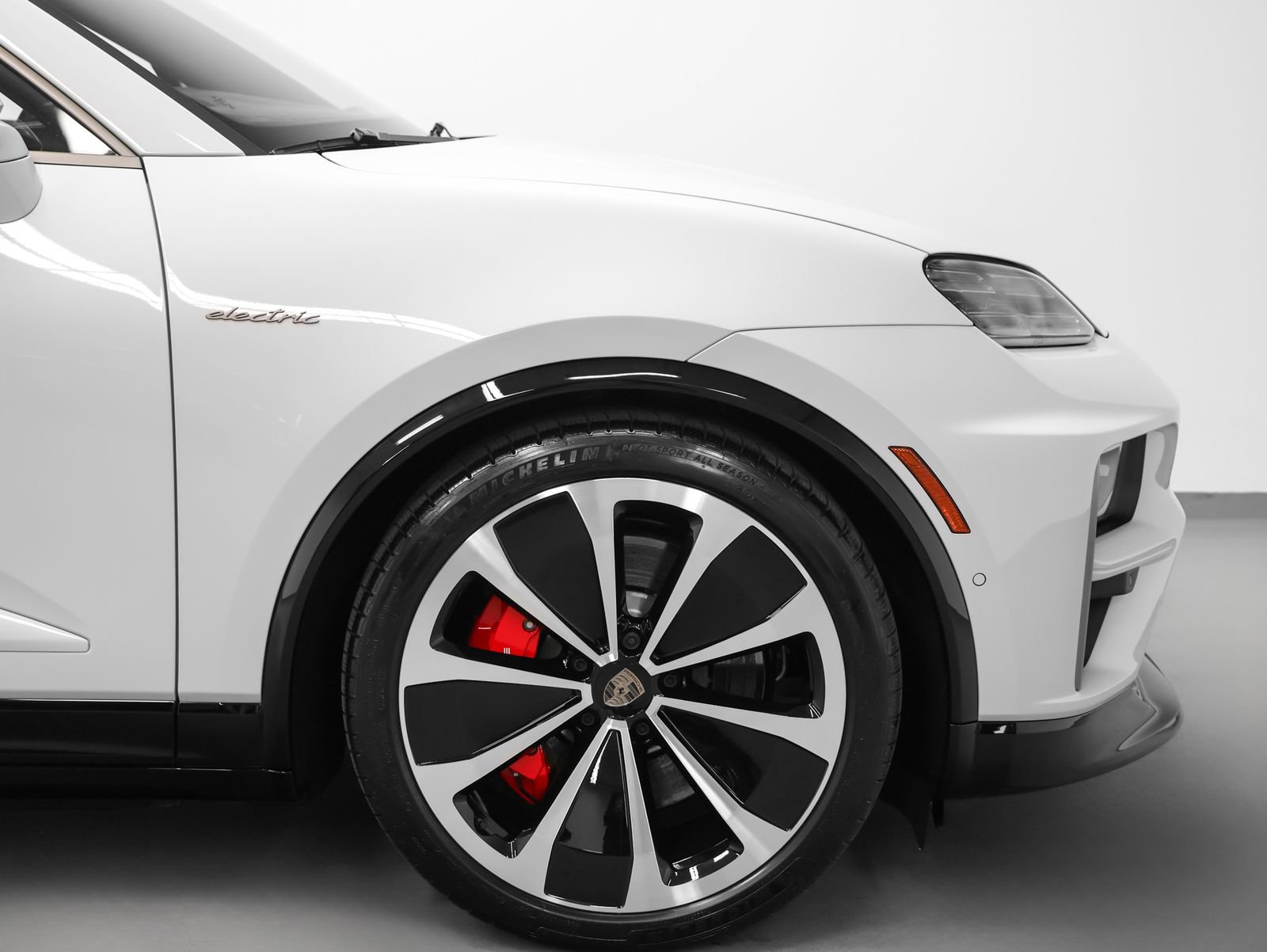 Used 2025 Porsche Macan Turbo Electric AWD/4WD image 17