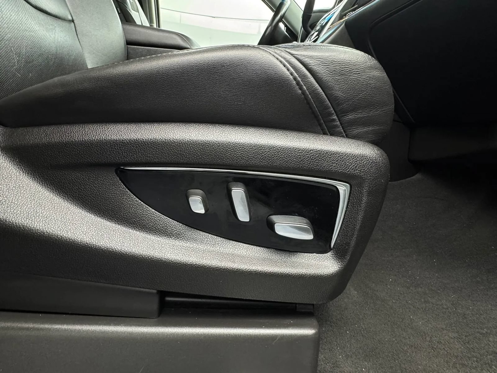 Used 2019 Cadillac Escalade Luxury AWD/4WD image 48