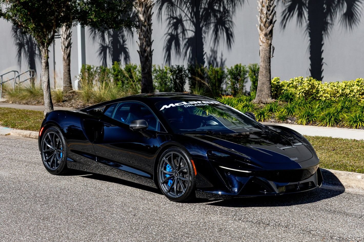 Used 2023 McLaren Artura RWD image 3
