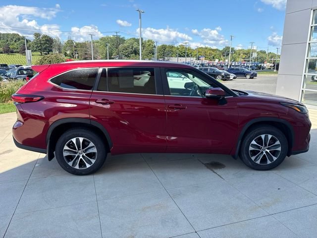 Used 2023 Toyota Highlander XLE AWD/4WD image 8