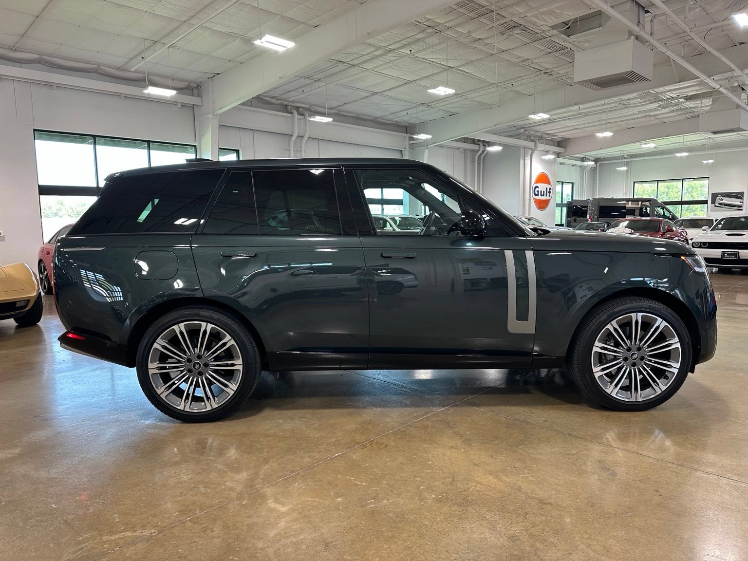 Used 2025 Land Rover Range Rover SE AWD/4WD image 9