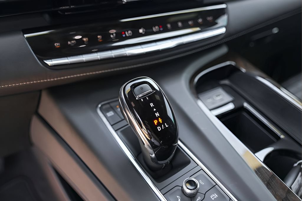 Used 2023 Cadillac Escalade Premium Luxury Platinum AWD/4WD image 18