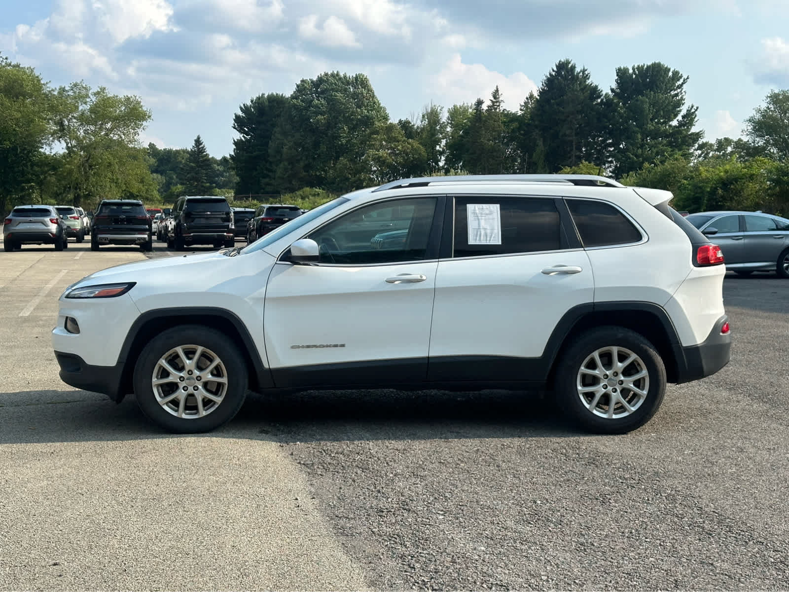 Used 2017 Jeep Cherokee Latitude w/ Cold Weather Group AWD/4WD image 4